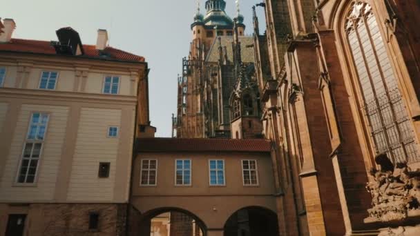 Panning Shot of St Vitus Cathedral on a Sunny Day — Stock Video