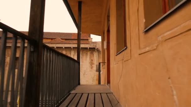 Descendiendo un tramo de escaleras hacia el castillo de Praga — Vídeos de Stock