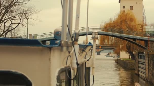 Vltava Nehri'nde Gemi Navigasyon — Stok video