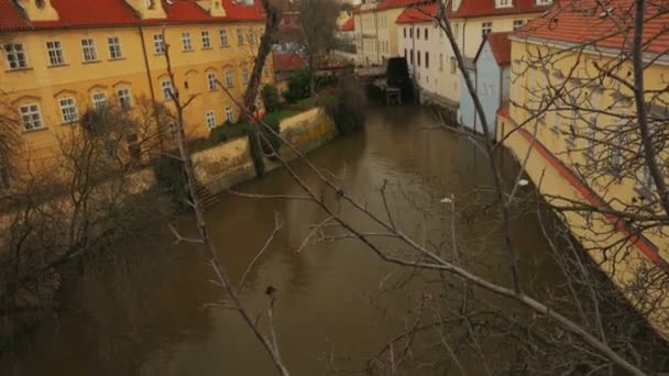 Наклонный кадр Пражского канала и окрестностей — стоковое видео