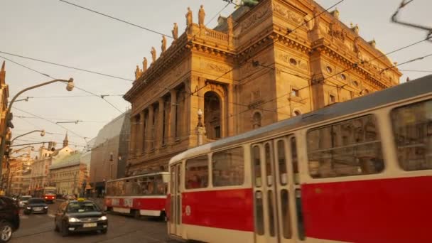 Traffic folyó múlt a Nemzeti Színház Prágában — Stock videók