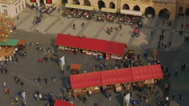 Foto aérea de la Plaza de la Ciudad Vieja de Praga en un día soleado — Vídeo de stock