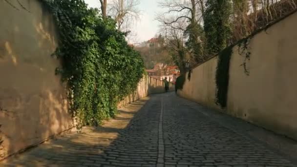 POV wandeling door een oude rijbanen in Praag op een zonnige dag — Stockvideo