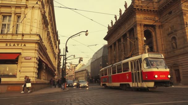 Trafiken flyter i Ultra Slow Motion förbi National Theater i Prag — Stockvideo