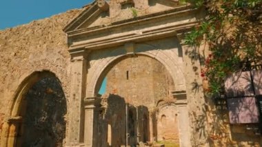 Bir ortaçağ kilise kalıntıları içinde Palmela kale (Castelo de Palmela) Portekiz gimbal sinema çekim