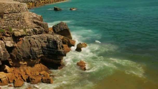 Широкий англосаксонский шот, покрывающий море, джетти и побережье Пенише, Португалия — стоковое видео
