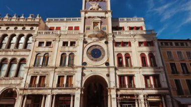 VENICE, İtalya, 8 NOVEMBER 2024 - Torre dell 'orologio' nun (St Mark 's Clocktower) erken dönem Rönesans binası Piazza San Marco (St Mark' s Square), Venedik, İtalya