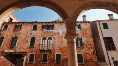 Cannaregio, Venedik, İtalya 'daki Yahudi mahallesinde bir kanal köprüsünden geçmek, geleneksel mimariyi gözler önüne seriyor.