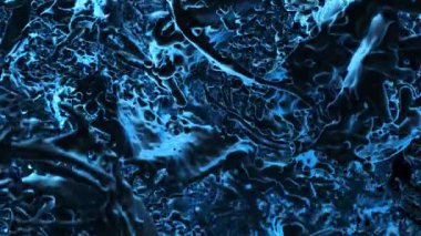 Karmaşık mavi formlar, çalkantılı ve soyut bir desende dönen köpüğü anımsatıyor.