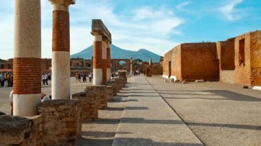 POMPEII (Pompei), İtalya, 12 APRIL 2024 - Pompeii Forumu ticaret, yönetim, adalet ve ibadet binaları, Pompeii, Napoli, Campania, İtalya, M.S. 79 yılında Vesuvius tarafından gömülen antik Roma kenti
