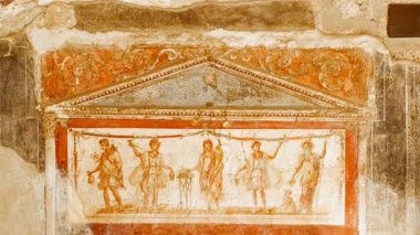 POMPEII (Pompei), İtalya, 16 APRIL 2024 - Vetutius Placidus 'un termopolium with dolia (terracotta receptacles with food), Pompeii, Napoli, Campania, İtalya, Roma şehri M.S. 79 yılında Vesuvius tarafından gömüldü.