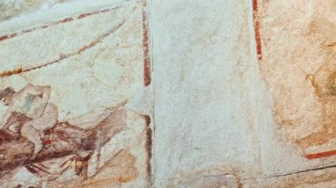 POMPEII (Pompei), İtalya, 16 Nisan 2024 - Pompeii, Napoli, Campania, İtalya 'nın Genelevi' nde (Lupanar) yapılmış freskler, M.S. 79 yılında Vezüv Dağı tarafından gömülmüş antik bir Roma kenti.