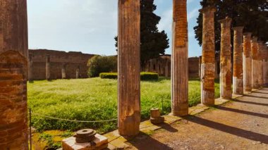 POMPEII (Pompei), İtalya, 14 APRIL 2024 - Faun Hanedanı 'nın (Casa del Fauno) arka peristyle, Pompeii, Napoli, Campania, İtalya, M.S. 79 yılında Vesuvius tarafından gömülen antik Roma kenti