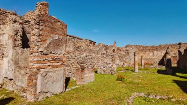 POMPEII (Pompei), İtalya, 14 Nisan 2024 - Sütunları ve bahçesi olan Roma villası, Pompeii, Napoli, Campania, İtalya, M.S. 79 yılında Vezüv tarafından gömülü antik Roma kenti