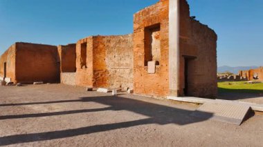 POMPEII (Pompei), İtalya, 14 APRIL 2024 - Pompeii Forumu ve Portico della Concordia Augusta, Pompeii, Napoli, Campania, İtalya, M.S. 79 yılında Vesuvius tarafından gömülen antik Roma kenti