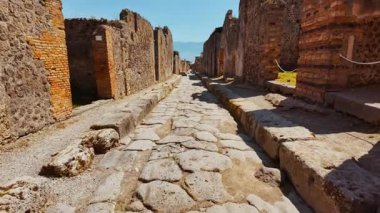 POMPEII (Pompei), İtalya, 16 Nisan 2024 - Vicolo dei Vettii, Pompeii, Napoli, Campania, İtalya, M.S. 79 yılında Vezüv tarafından gömülen antik Roma kenti