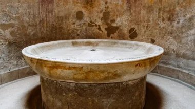 POMPEII (Pompei), İtalya, 16 Nisan 2024 - Forum Hamamları 'nda (Terme del Foro) mermer havzası, Pompeii, Napoli, Campania, İtalya, M.S. 79 yılında Vesuvius tarafından gömülen antik Roma kenti