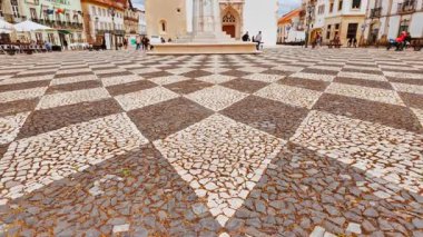 TOMAR, Portekiz, 14 Mayıs 2024 - Cumhuriyet Meydanı ve Gualdim Pais Heykeli ve Tomar, Leiria, Portekiz 'deki Aziz John Kilisesi