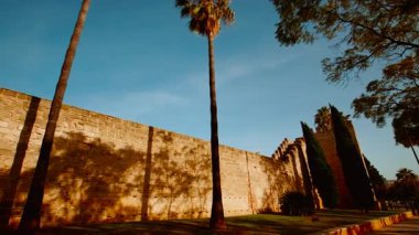 JEREZ DE LA FRONTERA, İspanya, 27 HAZİRAN 2024 - İspanya 'nın Endülüs kentindeki Jerez de la Frontera' nın Alcazar 'ı, Almohad İslami ve Hristiyan mimarisinin bir karışımını barındıran güçlendirilmiş saray kompleksi