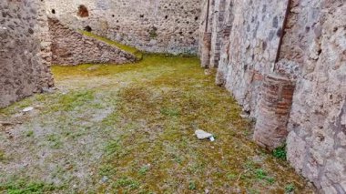 POMPEII (Pompei), İtalya, 14 APRIL 2024 - Rampası olan bir fırın, Pompeii, Napoli, Campania, İtalya, M.S. 79 yılında Vesuvius tarafından gömülmüş antik bir Roma kenti