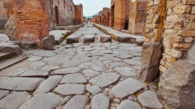 POMPEII (Pompei), İtalya, 14 APRIL 2024 - Via dell 'Abbondanza, Pompeii, Napoli, Campania, İtalya, M.S. 79 yılında Vezüv tarafından gömülen antik Roma kenti