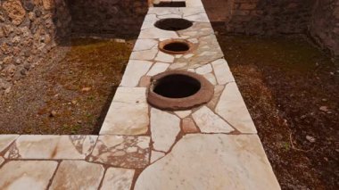 POMPEII (Pompei), İtalya, 14 Nisan 2024 - Via di Nocera, Pompeii, Napoli, Campania, İtalya, M.S. 79 yılında Vezüv tarafından gömülen antik Roma kenti