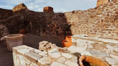 POMPEII (Pompei), İtalya, 14 Nisan 2024 - Thermopolium Caupona, Pompeii, Napoli, Campania, İtalya, M.S. 79 yılında Vezüv tarafından gömülen antik Roma kenti