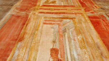 POMPEII (Pompei), İtalya, 14 APRIL 2024 - Macellum (kamu pazarı), Pompeii, Napoli, Campania, İtalya, M.S. 79 yılında Vesuvius tarafından gömülmüş, toga giyen bir insan figürü