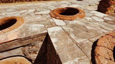 HERCULANEUM (Ercolano), İtalya, 18 APRIL 2024 - Girişli Bar (Grande Taberna), Herculaneum, Ercolano, Napoli, Campania, İtalya, M.S. 79 yılında Vesuvius tarafından gömülen antik Roma kenti