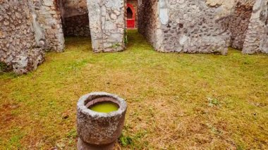 POMPEII (Pompei), İtalya, 14 Nisan 2024 - Sarno Lararium, Pompeii, Napoli, Campania, İtalya, M.S. 79 yılında Vezüv tarafından gömülen antik Roma kenti