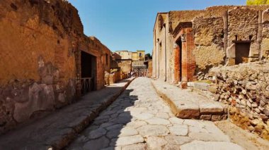 HERCULANEUM (Ercolano), İtalya, 18 APRIL 2024 - Decumanus Inferiore Caddesi, Herculaneum, Ercolano, Napoli, Campania, İtalya, M.S. 79 yılında Vesuvius tarafından gömülen antik Roma kenti