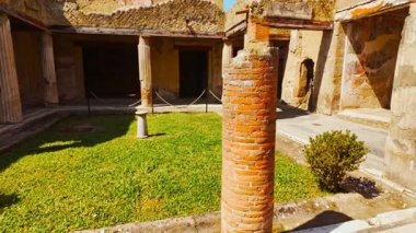HERCULANEUM (Ercolano), İtalya, 18 APRIL 2024 - Kara Salon Evi (Casa del Salone Nero), Herculaneum, Ercolano, Naples, Campania, İtalya, M.S. 79 yılında Vesuvius tarafından gömülen antik Roma kenti