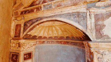 POMPEII (Pompei), İtalya, 14 APRIL 2024 - Ephebus Evi 'nde (Casa dell' Efebo) küçük bir türbe, Pompeii, Napoli, Campania, İtalya, M.S. 79 yılında Vesuvius tarafından gömülen antik Roma kenti