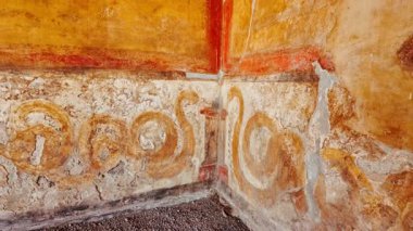 POMPEII (Pompei), İtalya, 14 APRIL 2024 - Altın cupidlerin evi (Casa degli Amorini Dorati), Pompeii, Napoli, Campania, İtalya, M.S. 79 yılında Vesuvius tarafından gömülen antik Roma kenti