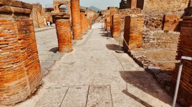 POMPEII (Pompei), İtalya, 14 Nisan 2024 - Via Stabiana, Pompeii, Napoli, Campania, İtalya, M.S. 79 yılında Vesuvius tarafından gömülen antik Roma kenti