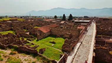 POMPEII (Pompei), İtalya, 14 APRIL 2024 - Pompeii ve Via di Mercurio 'nun panoramik manzarası, Pompeii, Napoli, Campania, İtalya, M.S. 79 yılında Vesuvius tarafından gömülen antik Roma kenti