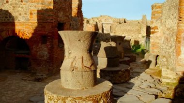 POMPEII (Pompei), İtalya, 14 APRIL 2024 - Popidius Priscus 'un Fırını (Pistrinum), Pompeii, Napoli, Campania, İtalya, M.S. 79 yılında Vesuvius tarafından gömülen antik Roma kenti