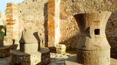 POMPEII (Pompei), İtalya, 14 APRIL 2024 - Popidius Priscus 'un Fırını (Pistrinum), Pompeii, Napoli, Campania, İtalya, M.S. 79 yılında Vesuvius tarafından gömülen antik Roma kenti