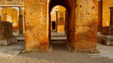 POMPEII (Pompei), İtalya, 14 APRIL 2024 - Comitium ve belediye binaları, Pompeii Forumu, Pompeii, Napoli, Campania, İtalya, M.S. 79 yılında Vesuvius tarafından gömülen antik Roma kenti