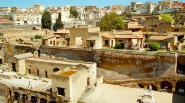 HERCULANEUM (Ercolano), İtalya, 18 APRIL 2024 - Herculaneum, Ercolano, Napoli, Campania, İtalya, M.S. 79 yılında Vezüv tarafından gömülen antik Roma kenti