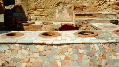 HERCULANEUM (Ercolano), İtalya, 18 APRIL 2024 - Girişli Bar (Grande Taberna), Herculaneum, Ercolano, Napoli, Campania, İtalya, M.S. 79 yılında Vesuvius tarafından gömülen antik Roma kenti