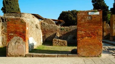 POMPEII (Pompei), İtalya, 14 APRIL 2024 - Via dell 'Abbondanza, Pompeii, Napoli, Campania, İtalya, M.S. 79 yılında Vezüv tarafından gömülen antik Roma kenti