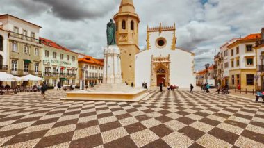 TOMAR, Portekiz, 14 Mayıs 2024 - Cumhuriyet Meydanı ve Gualdim Pais Heykeli ve Tomar, Leiria, Portekiz 'deki Aziz John Kilisesi