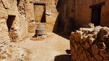 HERCULANEUM (Ercolano), İtalya, 18 APRIL 2024 - Tuvaletli Fırın (Panificio con Latrina), Herculaneum, Ercolano, Naples, Campania, İtalya, M.S. 79 yılında Vesuvius tarafından gömülen antik Roma kenti