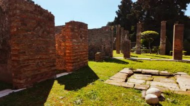 POMPEII (Pompei), İtalya, 20 Nisan 2024 - Casa della Calce veya Casa di Popidius Celsinus, Pompeii, Napoli, Campania, İtalya, M.S. 79 yılında Vesuvius tarafından gömülen antik Roma şehri