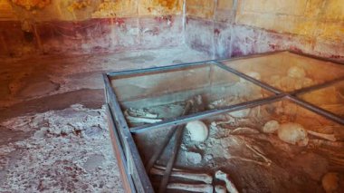 POMPEII (Pompei), İtalya, 20 APRIL 2024 - Menander Hanedanı 'nın (Casa del Menandro), Pompeii, Napoli, Campania, İtalya, M.S. 79 yılında Vesuvius tarafından gömülmüş iskelet kalıntıları bulundu