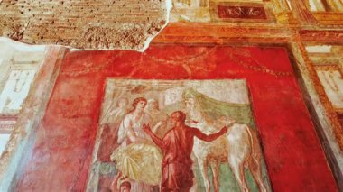 POMPEII (Pompei), İtalya, 20 APRIL 2024 - Vettii Hanedanı 'nda Daedalus Fresco ve Pasiphae Fresco (Casa dei Vettii), Pompeii, Napoli, Campania, İtalya, M.S. 79 yılında Vesuvius tarafından gömüldü.
