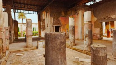 POMPEII (Pompei), İtalya, 20 APRIL 2024 - Dioscuri Hanedanı 'ndan Atrium (Casa dei Dioscuri), Pompeii, Napoli, Campania, İtalya, M.S. 79 yılında Vesuvius tarafından gömülen antik Roma kenti