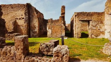 POMPEII (Pompei), İtalya, 20 APRIL 2024 - Dükkanlı Ev (Casa con Botteghe), Pompeii, Napoli, Campania, İtalya, Vesuvius tarafından MS 79 yılında toprağa verilen antik Roma kenti