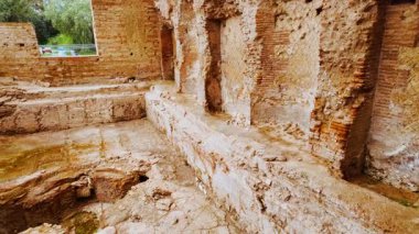 POMPEII (Pompei), İtalya, 20 Nisan 2024 - Banliyö hamamlarının (Terme Suburbane) açık havuzu, Pompeii, Napoli, Campania, İtalya, M.S. 79 yılında Vesuvius tarafından gömülen antik Roma kenti